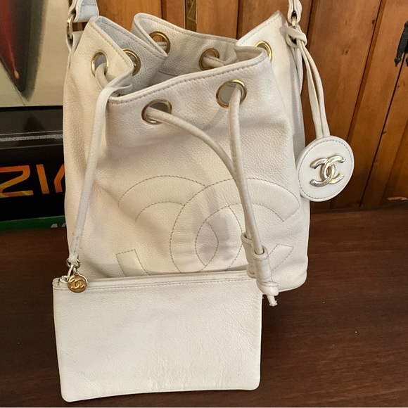 Chanel Bucket Vintage White Chain-Leather straps with Bag Charm - Picture 10 of 11